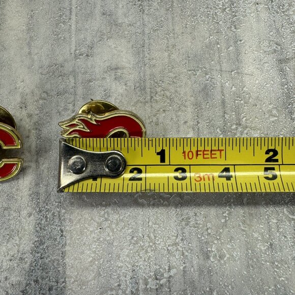 2 NHL Calgary Flames Hockey Logo Painted Gold Flames Lapel Pin - Picture 3 of 3